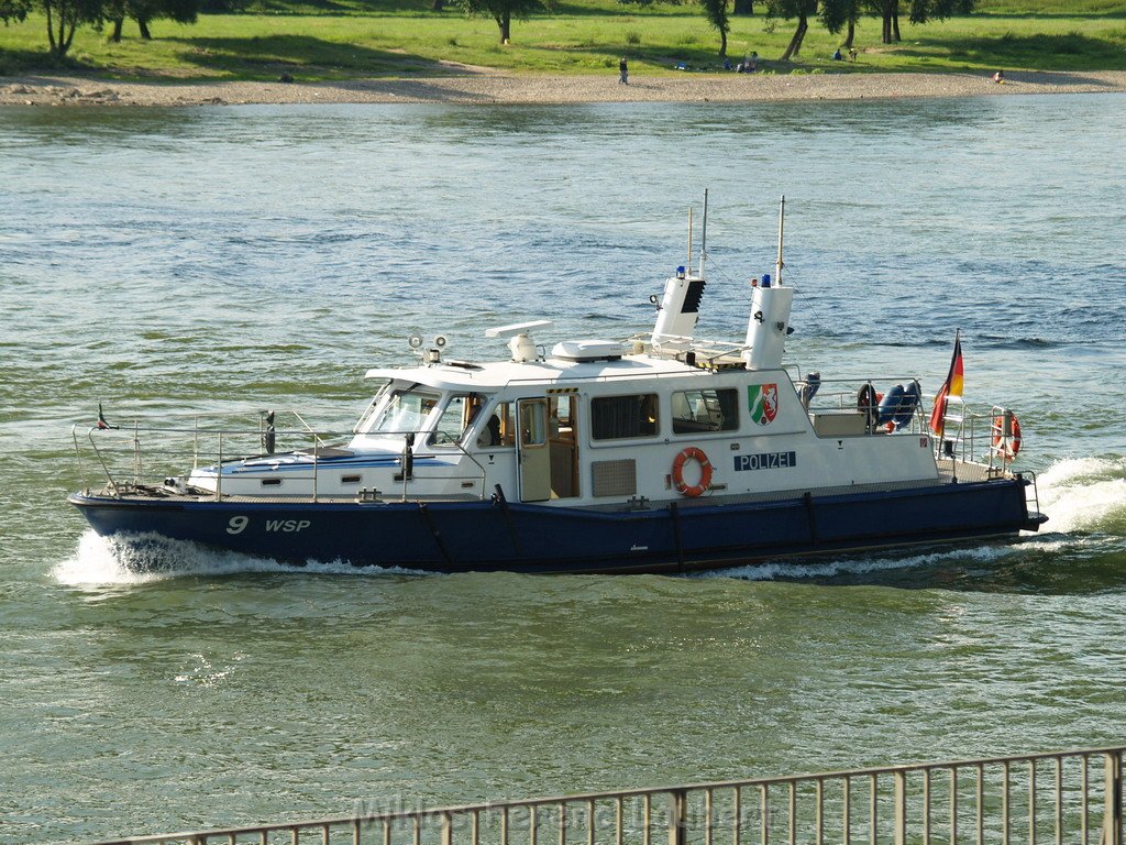 Einsatz Loeschboot und Rettungsboot Koeln Muelheim  P30.JPG